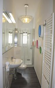 汉堡URBAN STAY Hamburg - Apartments Mitten im Herzen von Ottensen的白色的浴室设有水槽和淋浴。