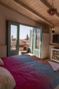 拿撒勒米歇尔宾馆的一间卧室设有一张大床和大窗户
