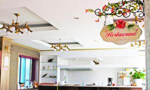 仁川市帕克伍德仁川机场酒店 的厨房设有悬挂在天花板上的餐厅标志