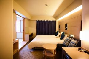 札幌札幌缇马克城市酒店的酒店客房,配有床和沙发