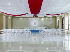 巴里奥斯港Hotel Puerto Libre的一间带桌椅的房间和红色和白色的帐篷