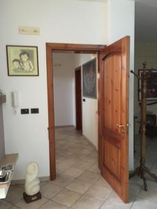 CollepassoVilla Abati的走廊房间的一扇敞门