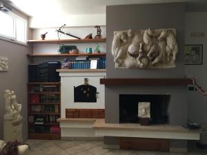 CollepassoVilla Abati的客厅设有壁炉和墙上的绘画作品