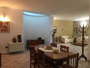 CollepassoVilla Abati的一间带桌子的用餐室和一间客厅