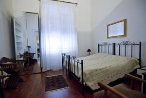 特拉帕尼Casa Signorile的一间卧室配有一张床和镜子