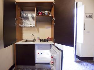 特拉帕尼Casa Signorile的一间带水槽和洗碗机的小厨房