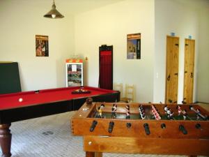 马尔旺Turimenha的客厅配有红色台球桌