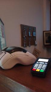 皮亚特拉-尼亚姆茨Pensiunea Balan的手机旁边的桌子上的遥控器