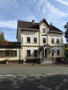 Katzwinkel施奈勒旅馆的坐在街道边的白色大房子