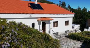 AlcanedeMeio Country House的白色的教堂,有橙色的屋顶