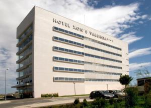 阿尔代阿瓦伦西亚克松斯酒店的一座有医院凯斯利斯大楼的建筑