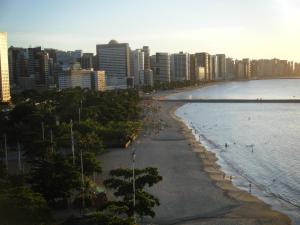 福塔莱萨Fortaleza 703--Fortaleza 713的城市前方的海滩,有高楼