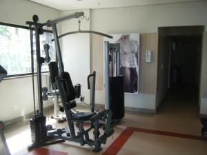 福塔莱萨Fortaleza 703--Fortaleza 713的健身房设有两台跑步机和镜子