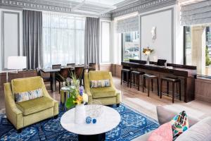 华盛顿菲尼克斯公园酒店的客厅配有钢琴和桌子