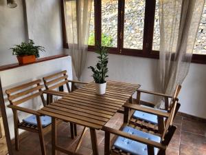 埃尔米瓜Casa Abuelo Pepe的窗户客房内的一张木桌和椅子