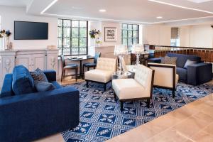 华盛顿菲尼克斯公园酒店的客厅配有蓝色的家具和平面电视。