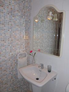塞埃欣Apartamento Gran Vía Cehegín的一间带水槽和镜子的浴室