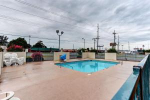 琼斯伯勒Motel 6 Jonesboro的一个带围栏的庭院内的游泳池