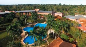 伊瓜苏港伊瓜苏度假酒店水疗中心及赌场的享有带2个游泳池的度假村的顶部景致