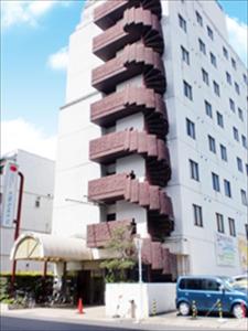 津山市津山中心市政厅酒店的一座高大的建筑,在建筑的一侧有雕塑