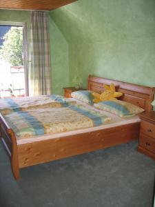 施马伦贝格Pension & Ferienhaus Latröpchen的一间卧室配有一张木床,上面有泰迪熊