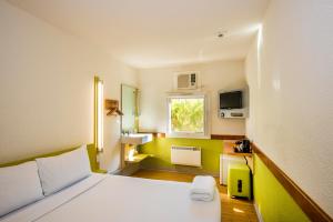 堪培拉堪培拉宜必思快捷酒店的小房间设有床和窗户