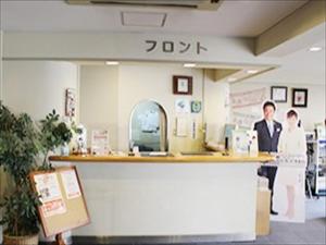 东广岛市东广岛西条山酒店的两个人站在商店的柜台上