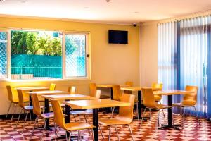 达博达博宜必思快捷汽车旅馆的用餐室设有桌椅和窗户。