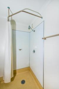 布里斯班布里斯班机场宜必思快捷酒店的浴室里设有玻璃门淋浴