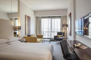 吉达沙欣吉达中心罗塔纳酒店的酒店客房设有床和客厅。