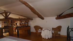 洛特河畔的维伦纽夫Gîte du Corupsis的客厅配有桌椅和钢琴