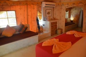 卡尔皮蒂耶海豚海滩度假酒店的小木屋内一间卧室,配有两张床