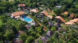 富国Elwood Premier Resort Phu Quoc的享有带游泳池的度假村的空中景致