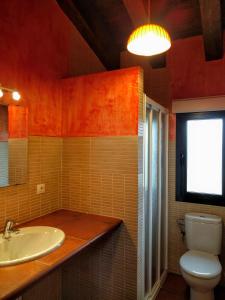 CanosLa Casona del Silencio的一间带水槽和卫生间的浴室以及窗户。
