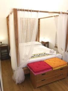 罗马卡萨布兰卡公寓 的一间卧室配有一张带天蓬的床