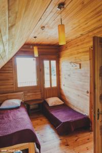 SventePirts Rudzupuķes的小木屋内一间卧室,配有两张床
