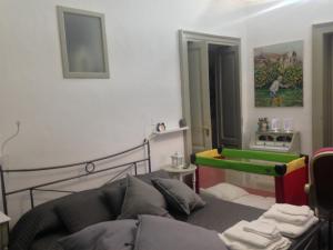 卡塔尼亚镇中之家公寓的客厅配有沙发和桌子