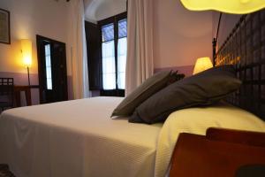科尔多瓦砖楼酒店的卧室配有带枕头的床铺和窗户。