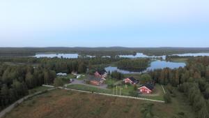 Vuostimo库库如假日乡村酒店的享有房子和湖泊的空中景致