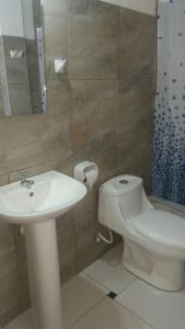 洛斯拉甘斯Las Tortuguitas Bungalows的浴室配有白色水槽和卫生间。