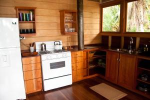 博卡斯德尔托罗Residencia Natural的厨房配有白色炉灶和冰箱。