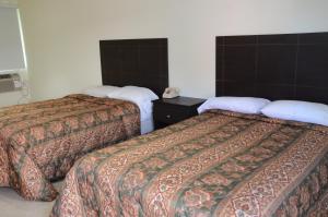迈阿密卡尔之父汽车旅馆的酒店客房带两张床和电话