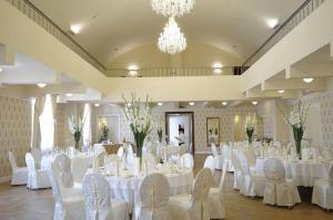 比亚瓦波德拉斯卡斯卡拉酒店的宴会厅配有白色的桌椅