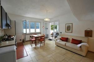 波尔莱扎Villa L'Approdo的客厅配有沙发和桌子