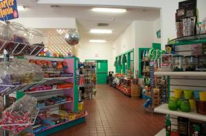 SwaintonSea Pines Park Model 1的杂货店的过道,有许多物品