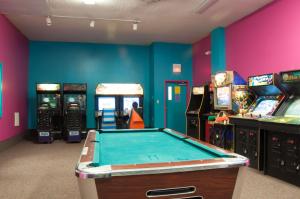 SwaintonSea Pines Loft Park Model 3的游戏室设有台球桌和游戏机