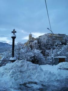 维贾内洛吉纳斯特莱住宿加早餐旅馆的轻极旁的一堆雪