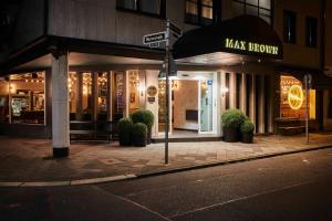 杜塞尔多夫Max Brown Hotel Midtown, part of Sircle Collection的城市街道上一座有 ⁇ 马表演的建筑