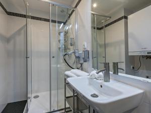 布拉格布拉格华丽酒店的白色的浴室设有水槽和淋浴。