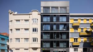 里斯本里斯本公园服务式公寓的公寓大楼的一侧设有阳台。